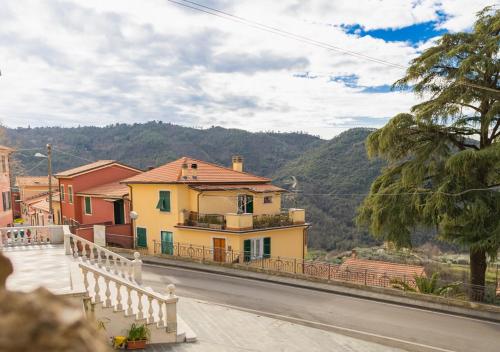 Camera tra le Cinque Terre, Camogli e Portofino. Vista valle e scorcio mare all'orizzonte in Castiglione Chiavarese