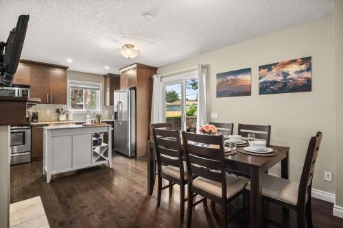 Social Haus Trendy 3BR Townhome in Bridgeland YYC