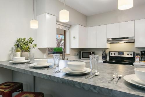 Old Town Condo by Library Park Walk Everywhere! in Fort Collins, USA