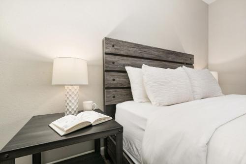 Amazing Condo in the Heart of Old Town - image 7