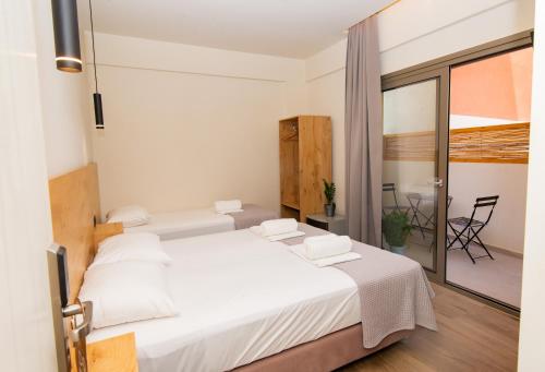 1 queen bed, 3 twin beds