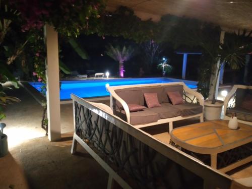 VILLA de LUXE PISCINE JACUZZI WIFI CLIMATISATION in 尼亞寧