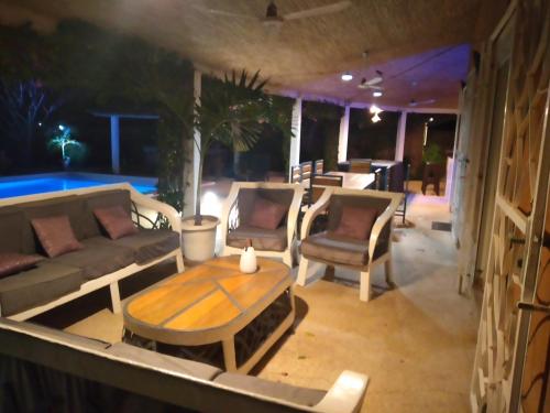 VILLA de LUXE PISCINE JACUZZI WIFI CLIMATISATION in 尼亞寧