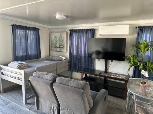 1 queen bed, 1 twin bed, 2 bunk beds