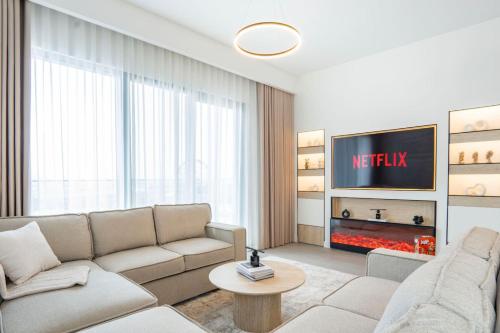 NEW 2 Bed w Rooftop Pool Panoramic Dubai Views, Dubai