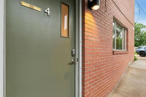Stunning Downtown Condo - 5 min walk to Old Town! in Fort Collins, USA
