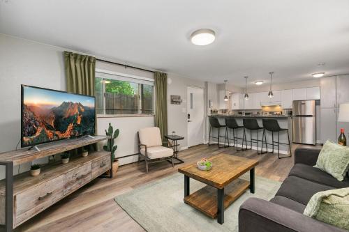Stunning Downtown Condo - 5 min walk to Old Town! in Fort Collins, USA