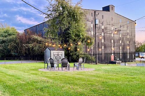 ทัศนียภาพภายนอกโรงแรม, Charming 4BR with Fire Pit Next to Barton 1792 in บาร์ดสทาวน์ (KY)