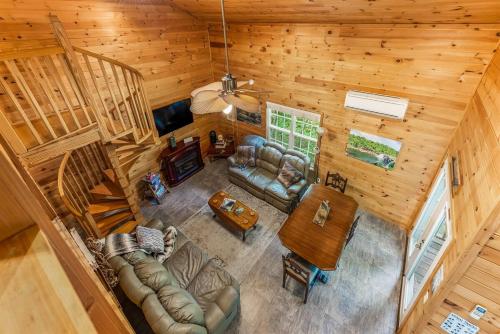 Peaceful Hideaway Treehouse near Little River Canyon in Fort Payne, USA