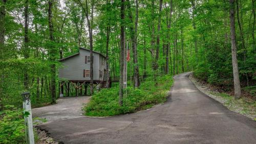 Peaceful Hideaway Treehouse near Little River Canyon in Fort Payne, USA