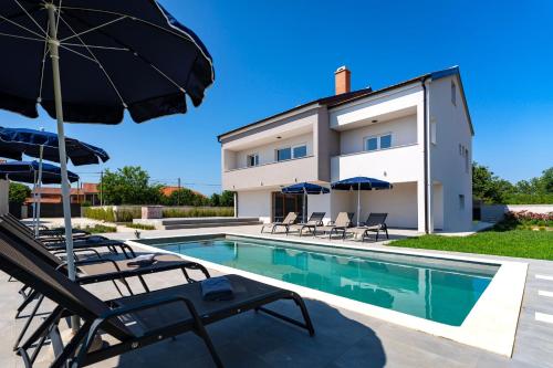MY DALMATIA - Villa Campi Dalmatia with private heated pool and sauna in กาโลวัซ