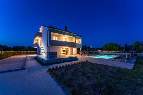 MY DALMATIA - Villa Campi Dalmatia with private heated pool and sauna in กาโลวัซ