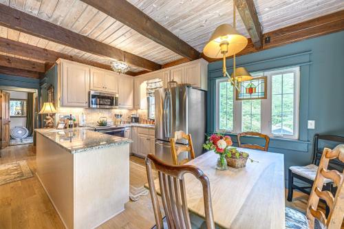 Enchanting Highlands Cottage w/ Pond & Waterfall in Bravard (Észak-Karolina)
