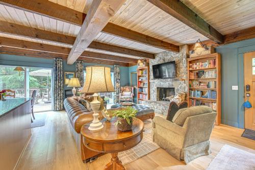 Enchanting Highlands Cottage w/ Pond & Waterfall in Bravard (Észak-Karolina)