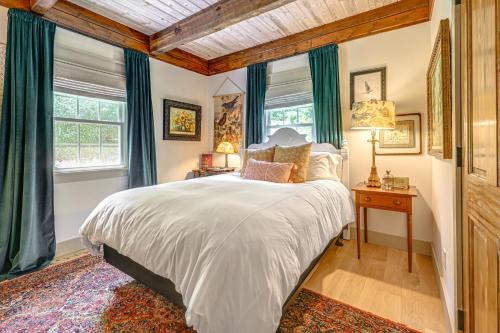 Enchanting Highlands Cottage w/ Pond & Waterfall in Bravard (Észak-Karolina)