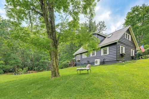 Enchanting Highlands Cottage w/ Pond & Waterfall in Bravard (Észak-Karolina)