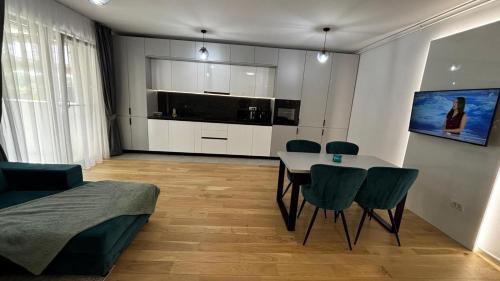 Deluxe One-Bedroom Apartment with Garden View image 8