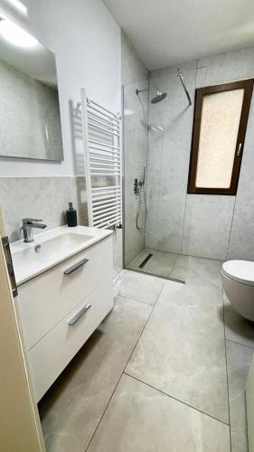 Deluxe One-Bedroom Apartment with Garden View image 6
