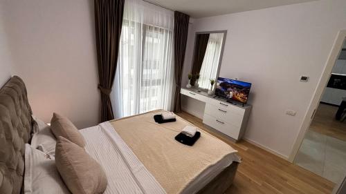 Deluxe One-Bedroom Apartment with Garden View image 5