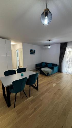 Deluxe One-Bedroom Apartment with Garden View image 3