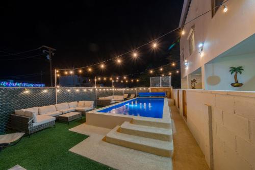3 Story House 3BR 2BA Rooftop View with Heated Pool