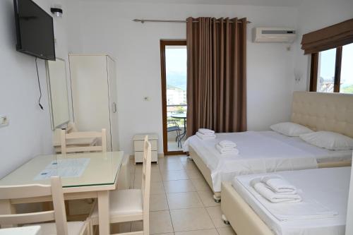 Triple Room with Sea View image 10