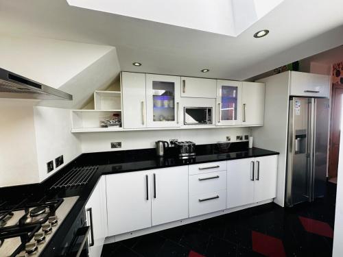 Roomy home 1 level Free Parking, Edinburgh