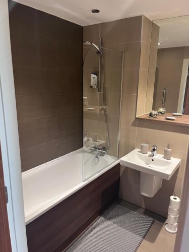 Double Bedroom - Private Bathroom - City Centre, Manchester (photo 6)
