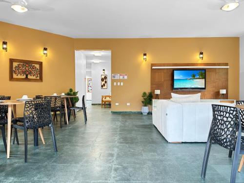 Shared lounge/TV area, 1 Suite - 200m do mar - Churrasqueira - Jacuzzi - Ar condicionado in Praia de Pernambuco