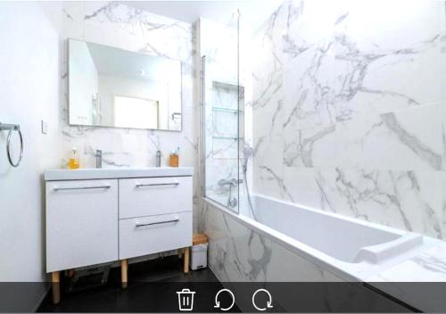 Bathroom, Large and beautiful apartment with panoramic sea views in Le Merlan