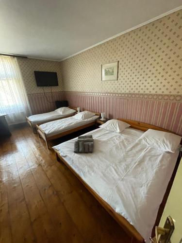 1 double bed, 2 twin beds