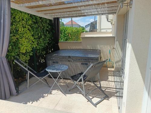 Cocon romantique avec jacuzzi extérieur (Cocon romantique avec jacuzzi exterieur) in Rosieres-pres-Troyes