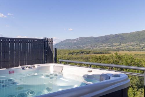 Cabana & Terrasse du Bourget - Jacuzzi in Chanaz