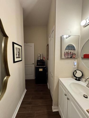 Ruskin FL private 2 bdrm 1 bath suite Common areas shared with host and cat in Ruskin, USA