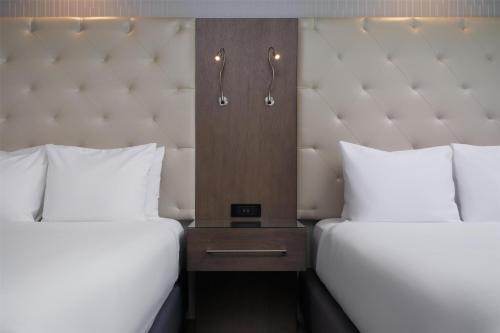 2 queen beds, 1 sofa bed