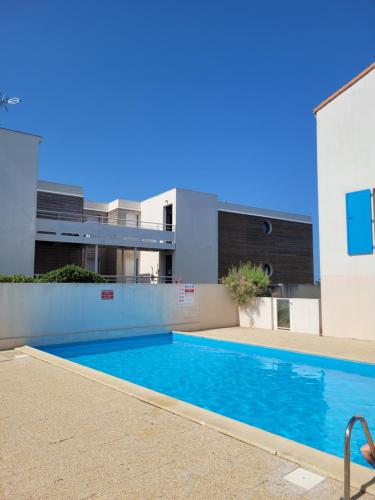 Appartement avec piscine et accès direct à la mer (Appartement avec piscine et acces direct a la mer) in ชาร์เตลายอง ปาล์ค