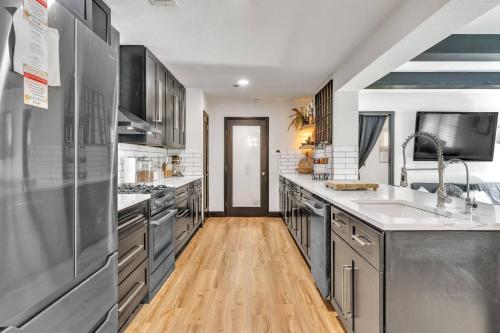 кухня, Stylish Family Fun! Pool, Hot Tub, Volley Ball, Arcade & Boat Parking in McQueeney