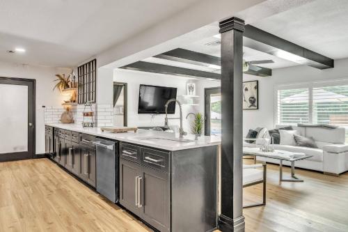 кухня, Stylish Family Fun! Pool, Hot Tub, Volley Ball, Arcade & Boat Parking in McQueeney