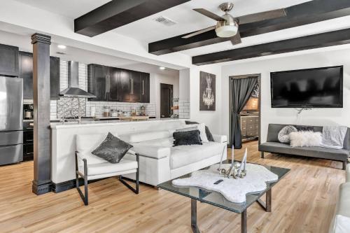 кухня, Stylish Family Fun! Pool, Hot Tub, Volley Ball, Arcade & Boat Parking in McQueeney