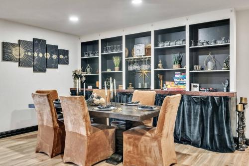 Ресторант, Stylish Family Fun! Pool, Hot Tub, Volley Ball, Arcade & Boat Parking in McQueeney