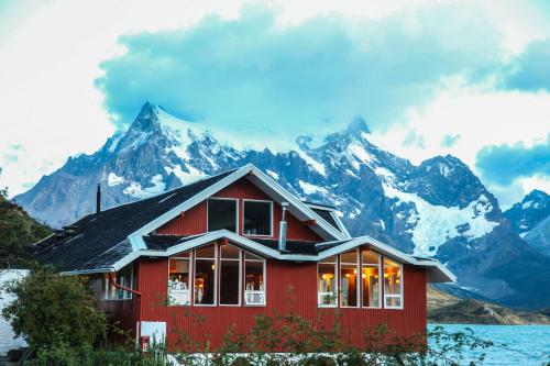 Hostería Pehoe (Hosteria Pehoe) in Torres Del Paine