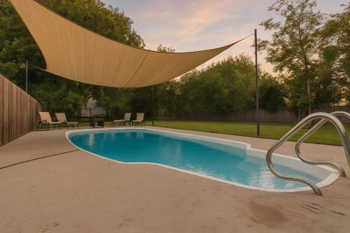 Изглед, Stylish Family Fun! Pool, Hot Tub, Volley Ball, Arcade & Boat Parking in McQueeney