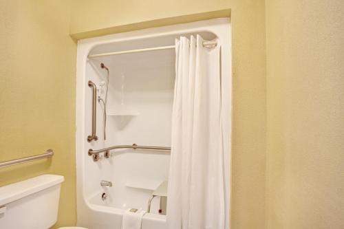 Super 8 by Wyndham Whites Creek/ Nashville NW Area, Whites Creek (photo 5)