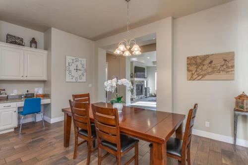 Coral Ridge Resort 4246 COZY, BEAUTIFUL TOWNHOME WITH LOTS OF ADDITIONAL PARKING! detail