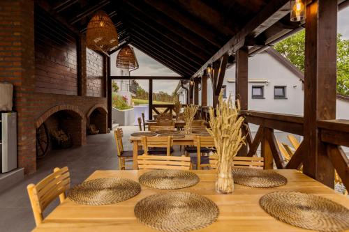 Restorāns, Guesthouse and Glamping with common kitchen - My Little Farm in Osečina
