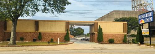 College Inn Spartanburg – Spartanburg, SC
