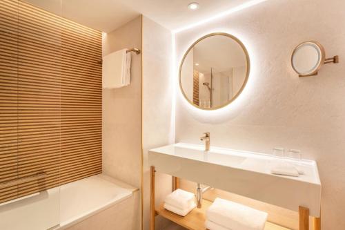room detail thumbnail 2