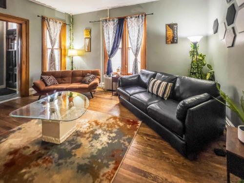 Walk to Trinity Hartford 2BR Gem Barry Square in Egyéb