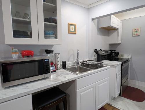 Walk to Trinity Hartford 2BR Gem Barry Square in Egyéb
