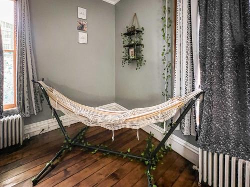 Walk to Trinity Hartford 2BR Gem Barry Square in Egyéb